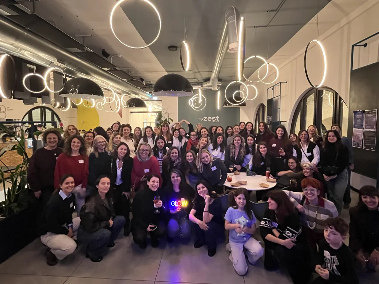 Foto di gruppo delle partecipanti a un meetup di GLOW